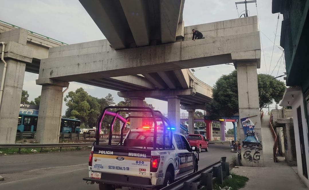 Elementos del Sector 13 de Ecatepec realizaron maniobras de altura para rescatar al felino atrapado en la estructura del puente. Foto Especial