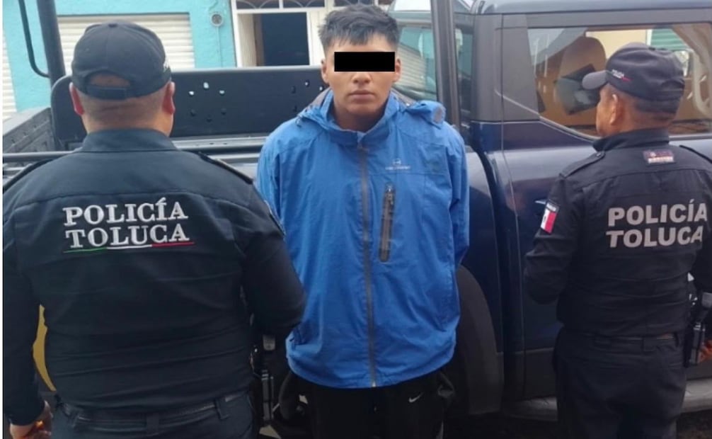 Otro de los hombres detenidos fue asegurado en una motocicleta azul sin placas y con un teléfono celular presuntamente robado. Foto especial