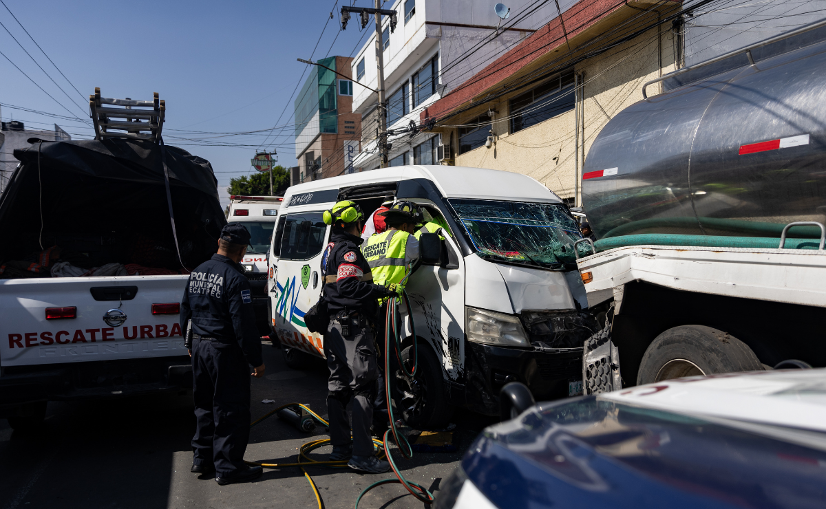 Paramédicos de Protección Civil y la Cruz Roja atendieron a los heridos en el lugar del accidente. Foto: Hugo Salvador