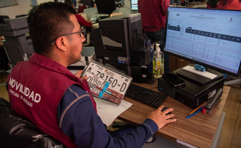 El nuevo diseño de las láminas permitirá saber a simple vista si una unidad pertenece a zonas como Toluca, Ecatepec o Naucalpan. Foto Especial