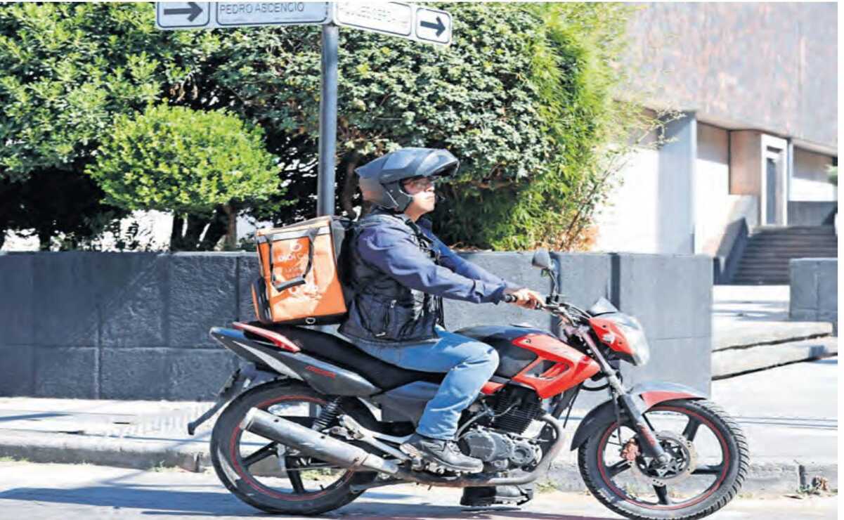 Un repartidor en motocicleta gana alrededor de 6 mil pesos a la quincena. Foto: Jorge Alvarado