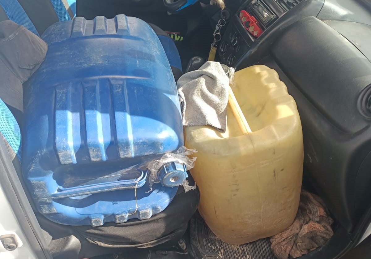 Aseguraron ocho bidones de 50 litros, cuatro garrafones de 20 litros con posible gasolina / Foto Especial