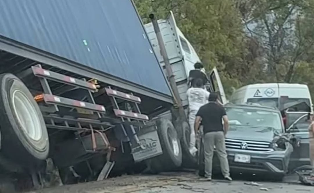 El tráiler terminó dentro de una canaleta tras impactar a otros cuatro automóviles que circulaban por la autopista. Foto Especial