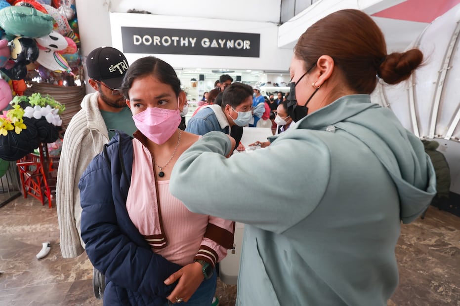 Además del sarampión, la población acudió a completar sus dosis de influenza y COVID-19, saturando los puntos de atención regional. Foto Alejandro Vargas / El Universal