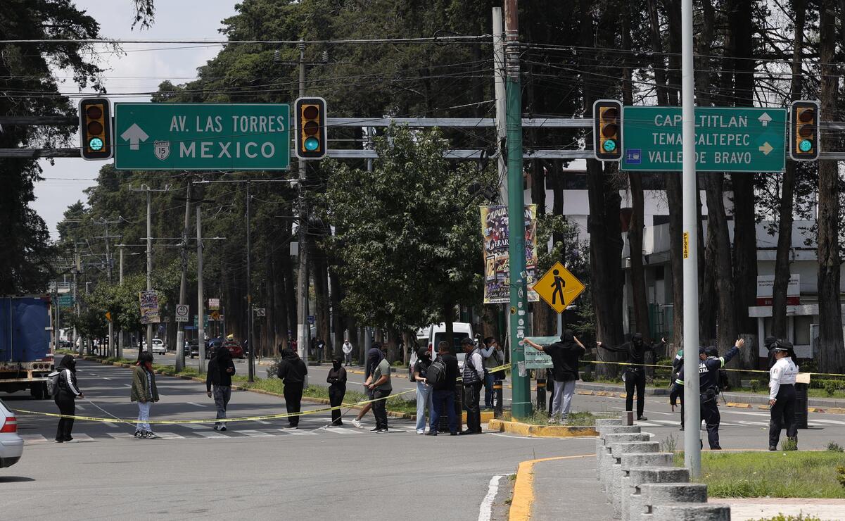 Los universitarios boquearon la Av. Paseo Colón en Toluca a la altura de las facultades como parte de su protesta. Foto: Arturo Hernández/ El Universal Estado de México