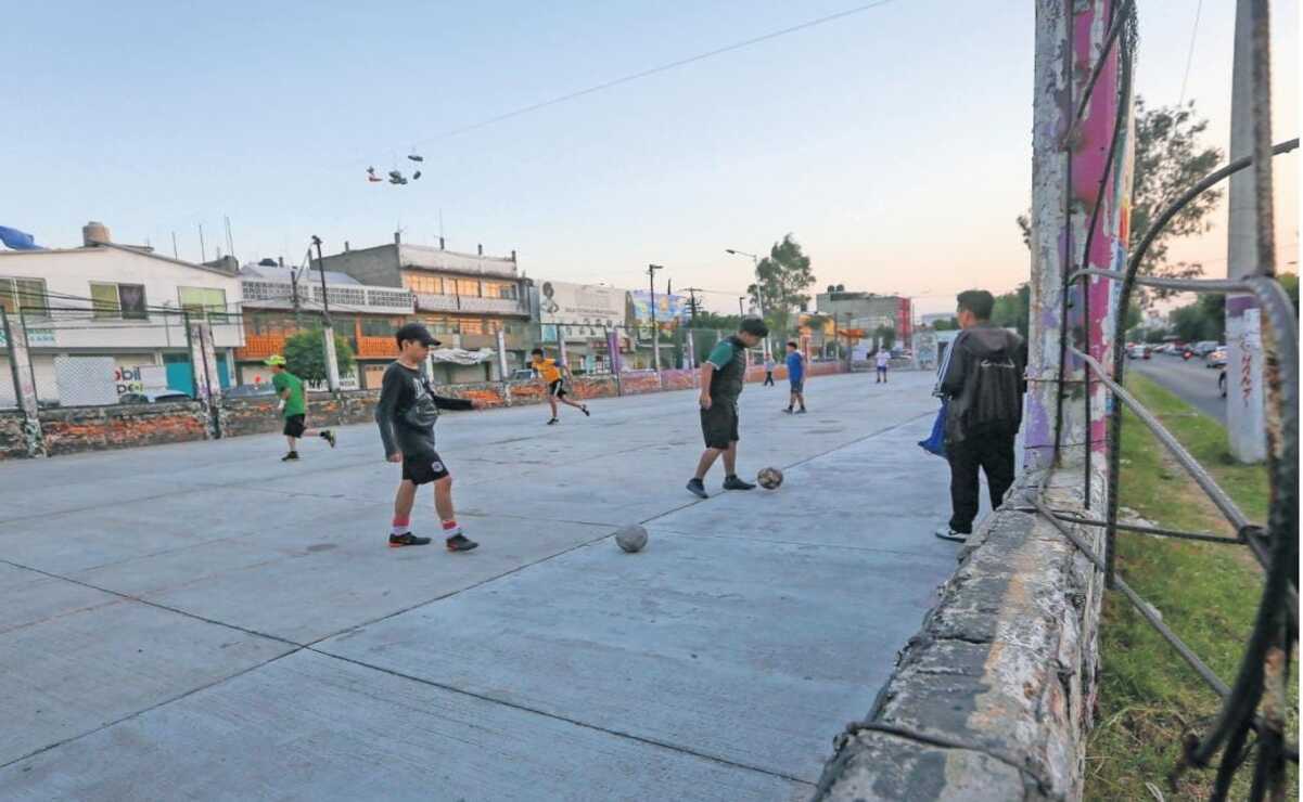 La cancha de fútbol rápido ubicada en la colonia Metropolitana se encuentra en completo abandono. Foto: Luis Camacho / El Universal Edomex