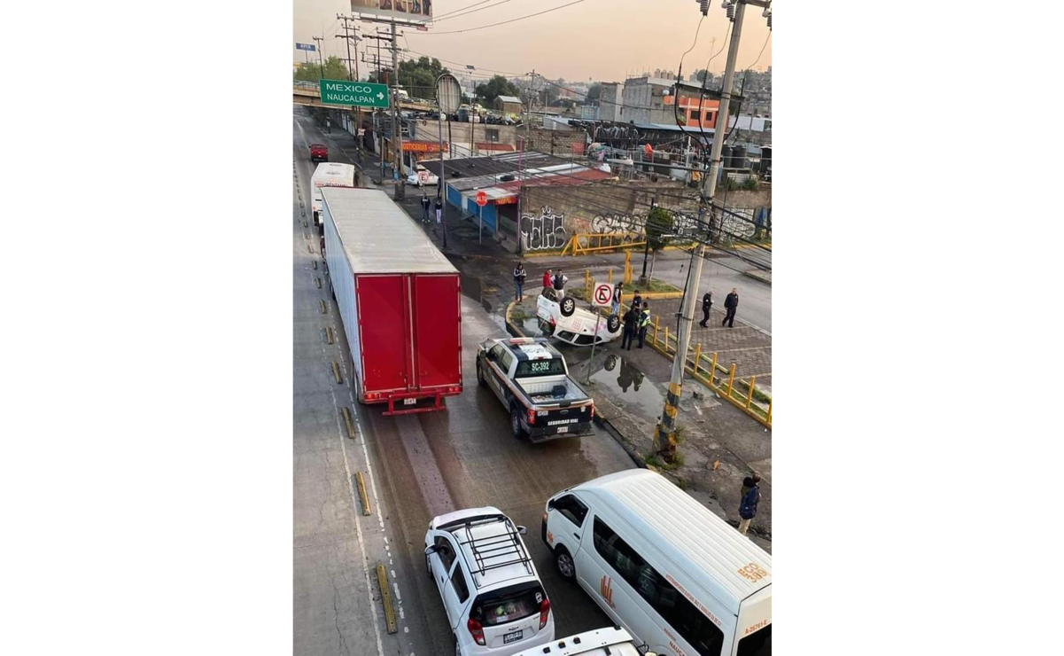 El taxi quedó con las llantas hacia arriba sobre una banqueta. Foto: Especial