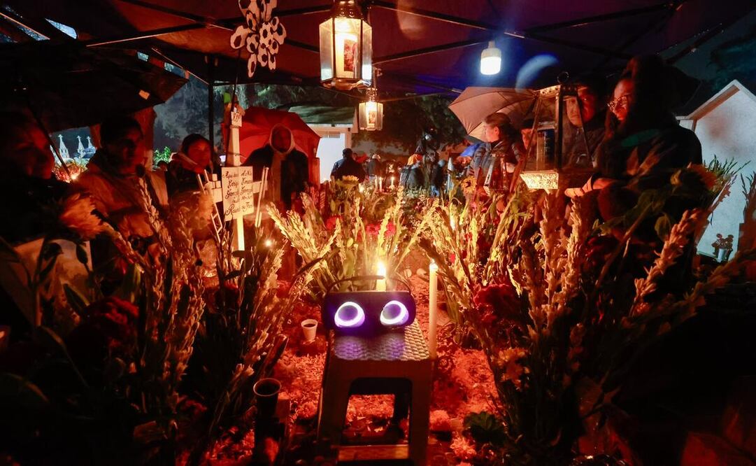Familiares y amigos de los difuntos les llevan comida, bebida y algunos, música. Foto: Alejandro Vargas