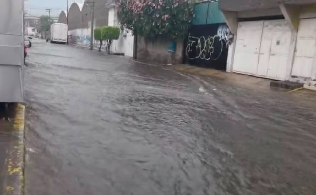El escurrimiento de agua desde la zona cerril de San Isidro inundó carriles de la carretera federal México-Texcoco. Foto Especial
