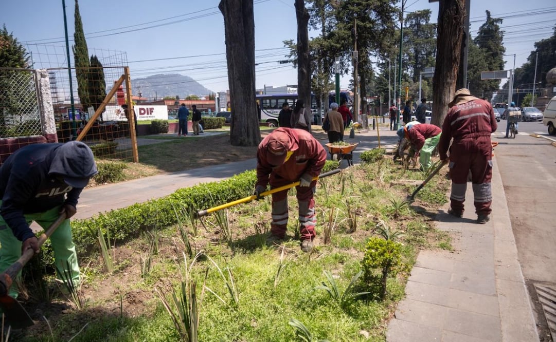 Cuadrillas de Servicios Públicos de Toluca inician los trabajos de bacheo y rehabilitación en el tramo de Tollocan a Las Torres. Foto Especial