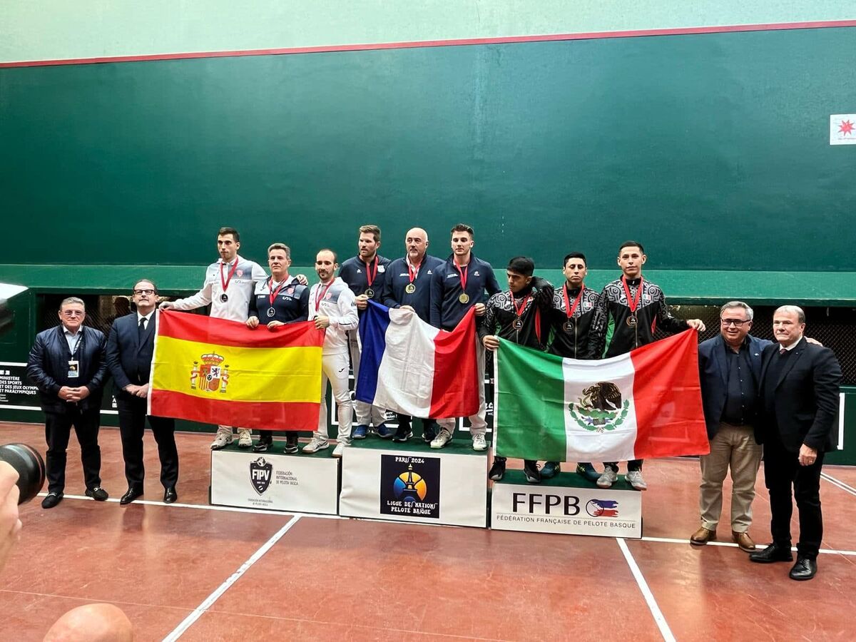 Un total de tres medallas: una plata en dobles paleta goma y dos bronces
