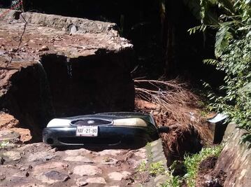 Cae automóvil en socavón en Valle de Bravo