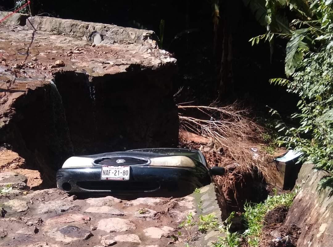 Cae automóvil en socavón en Valle de Bravo