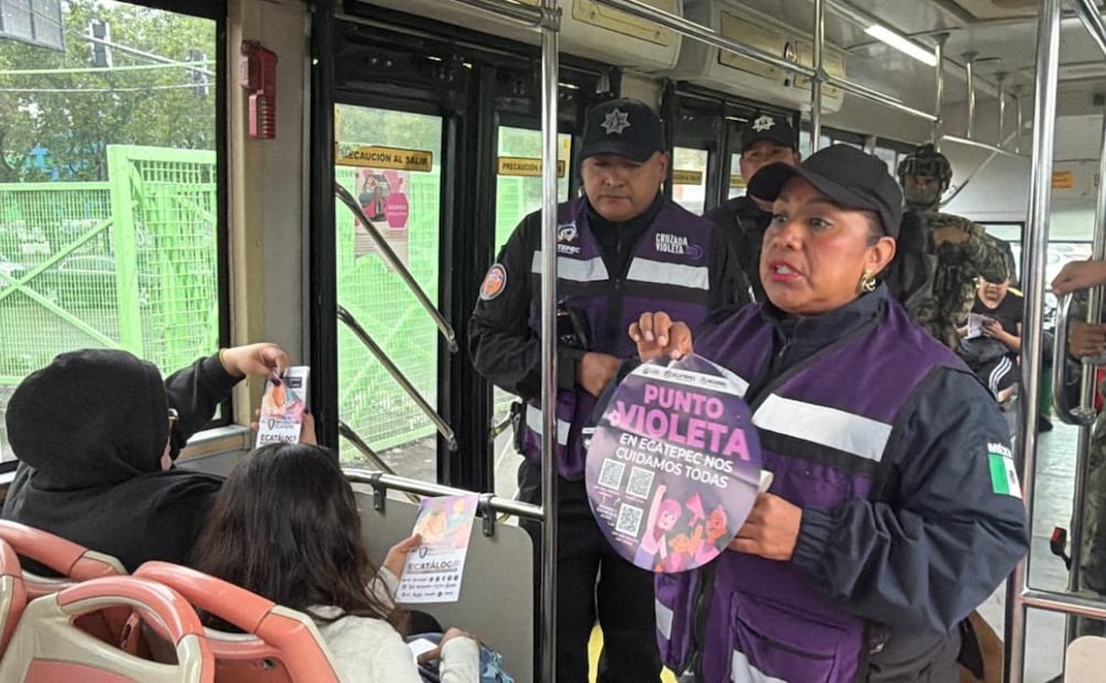 Personal de Prevención del Delito colocó calcomanías de Punto Violeta en estaciones del Mexibús. Foto especial