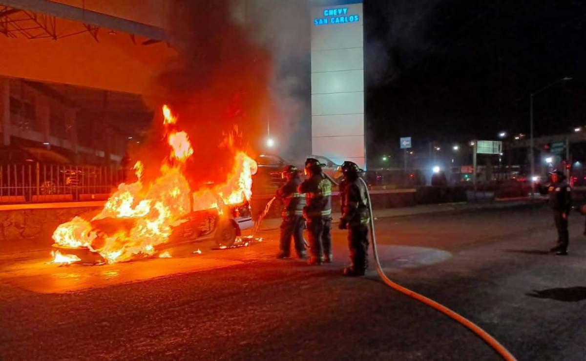 Incendio de vehículo en Toluca, causado por falla en el filtro de combustible. Foto: Especial