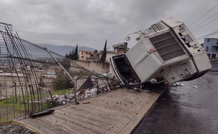 Naucalpan instala topes y planea muro de contención tras volcaduras de camiones de basura