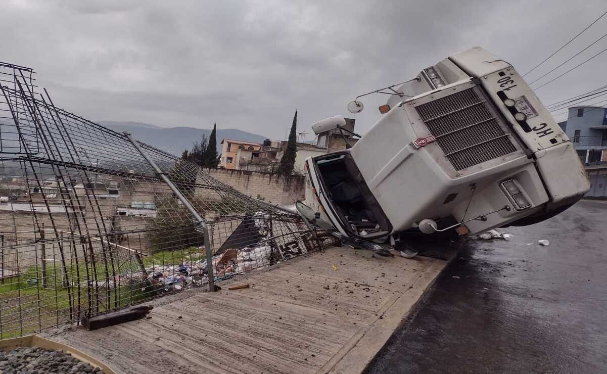 Naucalpan instala topes y planea muro de contención tras volcaduras de camiones de basura