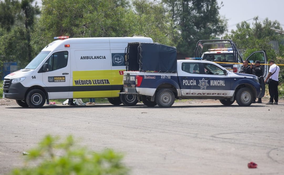 Elementos de seguridad acordonaron la zona sobre avenida Río de los Remedios tras el hallazgo del cuerpo del vigilante. Foto Luis Camacho / El Universal