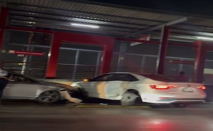 Autos obstruyen línea del Mexibús tras chocar, en Coacalco