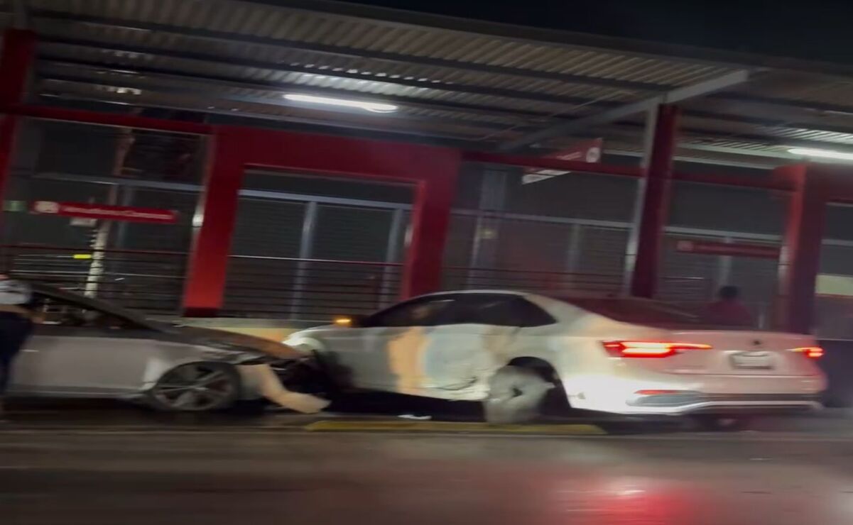 Autos obstruyen línea del Mexibús tras chocar, en Coacalco