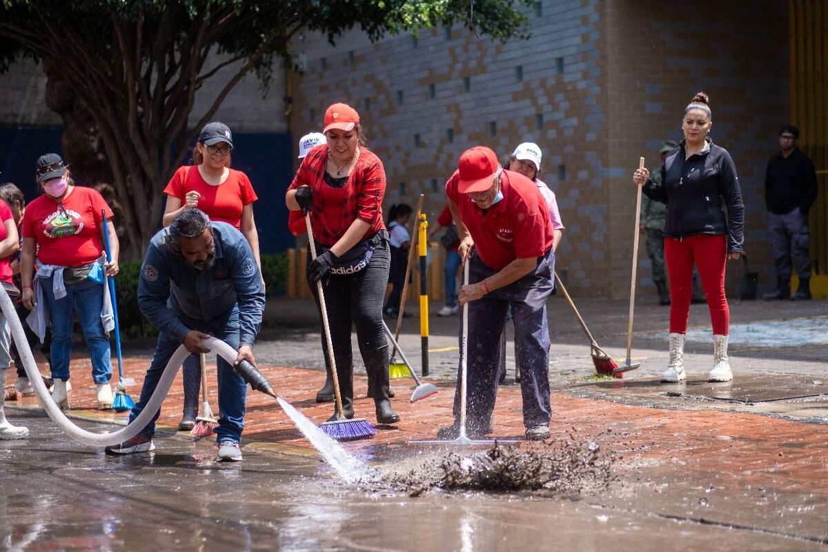 Trabajos de limpieza y desinfección en las casas y calles inundadas