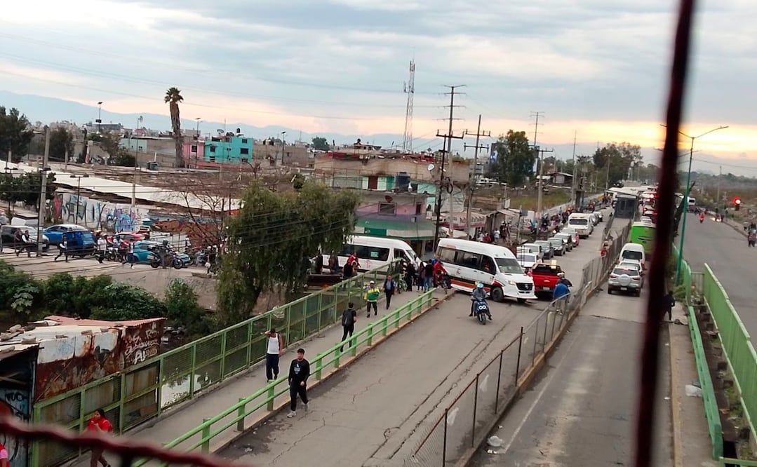 Choferes de la ruta 101 bloquean el cruce de Periférico Oriente y el Bordo de Xochiaca, afectando a miles de automovilistas en el Valle de México. Foto Especial