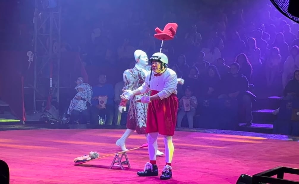 Los reconocidos payasos Angelo y Paquin Jr. encabezan el nuevo espectáculo de circo contemporáneo "Se busca payaso" en Metepec. Foto Abigail Alcántara / El Universal
