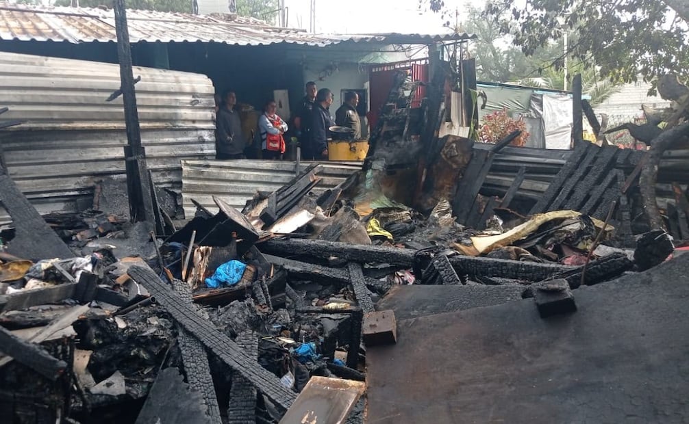 El inmueble afectado por el fuego contaba con dos cuartos y materiales acumulados. Foto especial