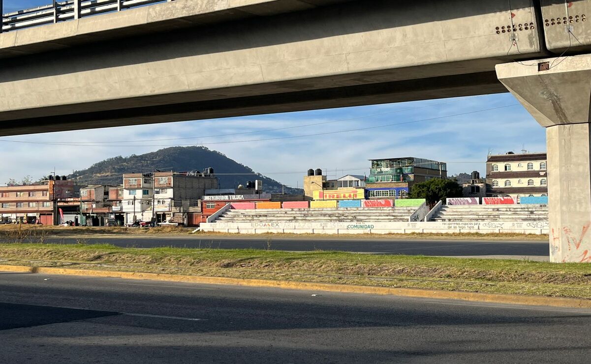 Las canchas de futbol y basquetbol están en total descuido / Foto Karen Aldama