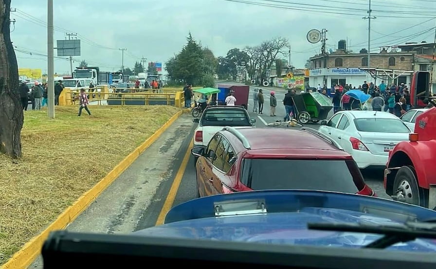 Inconformidad por cobro a comerciantes deriva en bloqueo de la Toluca-Tenango