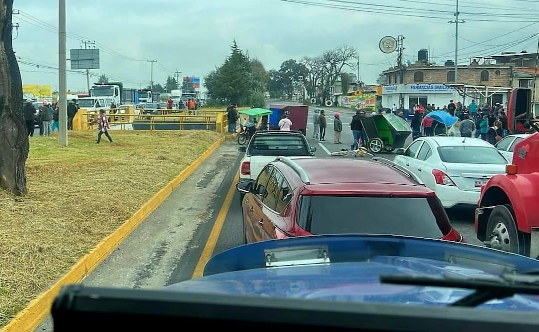 La protesta de vecinos de San Lucas Tepemajalco genera afectaciones a la circulación en la carretera Toluca-Tenango. Foto especial