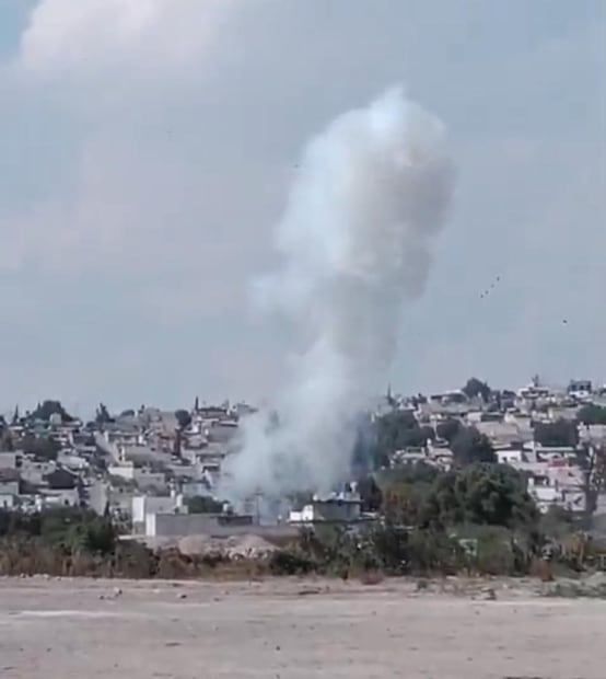 Elementos de Bomberos y Protección Civil laboran en el taller siniestrado sobre la Avenida La Saucera. Foto Especial