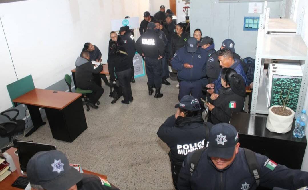 Más de 40 elementos de seguridad pública de Almoloya protestan por la falta de pago de quincenas y prima vacacional. Foto: Especial