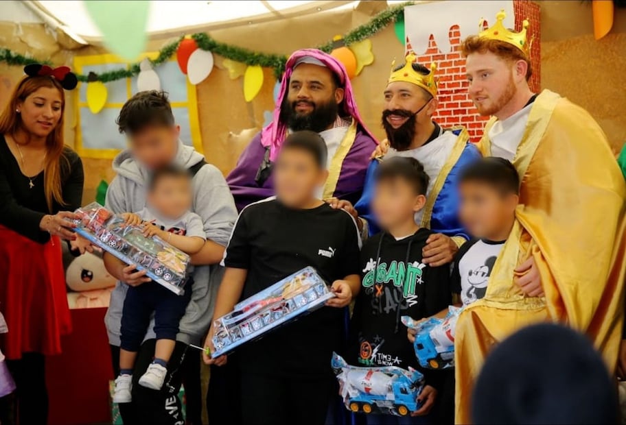 Los Reyes Magos, el títere metalero "Jack Distortion" y diversas agrupaciones musicales amenizaron la jornada de fomento a la lectura. Foto Especial