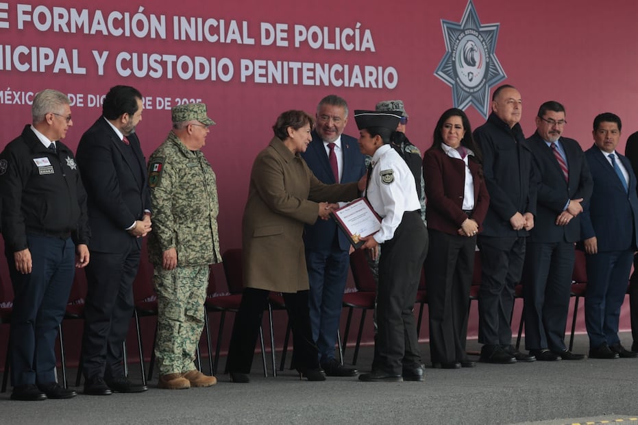 La gobernadora Delfina Gómez encabezó la graduación de 996 nuevos elementos que se integran de inmediato a las tareas de vigilancia y prevención en el Estado de México. Foto Alejandro Vargas / El Universal