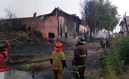 Incendio consume bodega con residuos químicos en Acolman