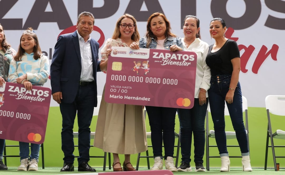La alcaldesa Azucena Cisneros durante la entrega de las tarjetas "Zapatos para el Bienestar" a madres y padres de familia de Ecatepec. Foto Especial