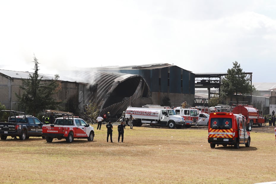 La avioneta cayó en la intersección de Industria Automotriz y Bulevar Miguel Alemán. Se pide a la ciudadanía evitar la zona de San Pedro Totoltepec mientras continúan las labores de rescate y mitigación. Foto Alejandro Vargas / El Universal