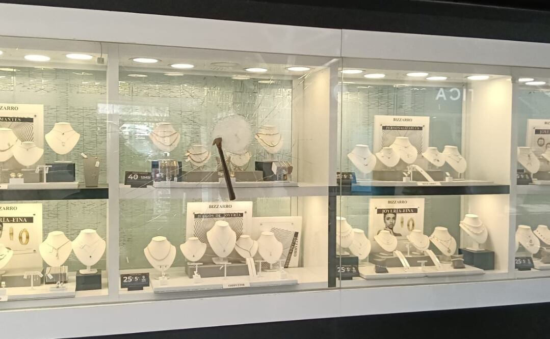 Un hombre intentó robar la joyería Bizzarro en Galerías Perinorte usando un martillo. Foto Especial