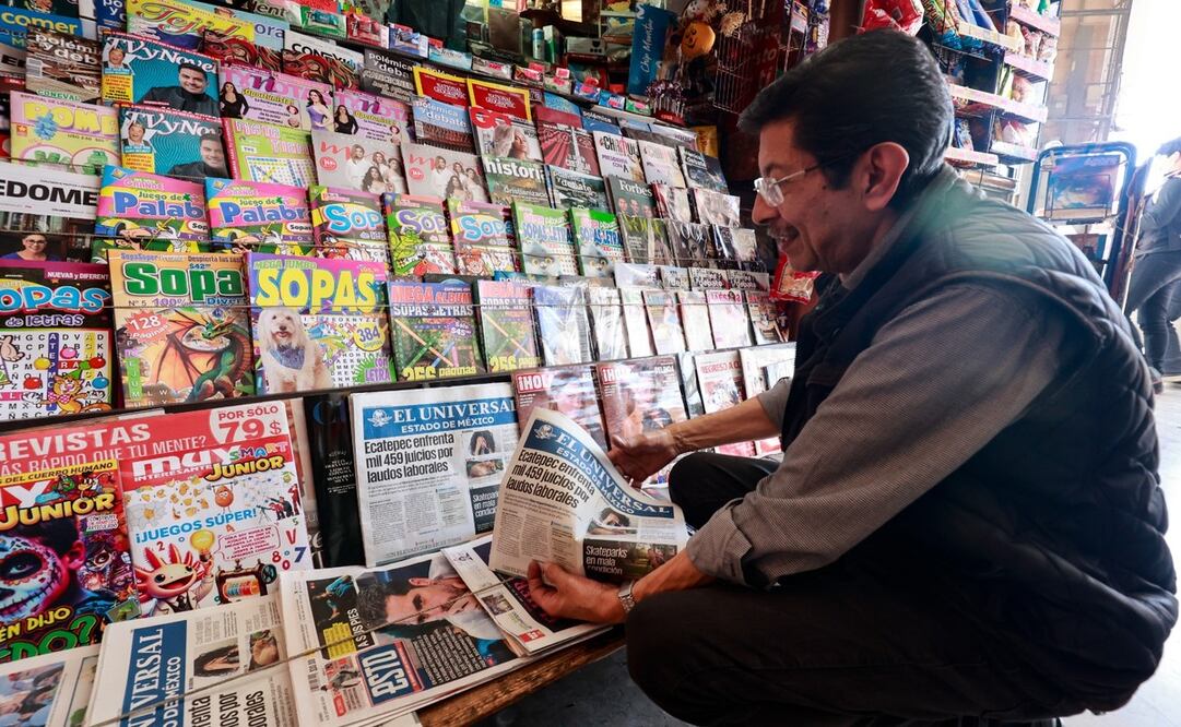 Guillermo Solano Valdés es un voceador con 70 años de edad, que todos los días sin falta atiende un kiosko en los Portales de Toluca. Foto: Alejandro Vargas.