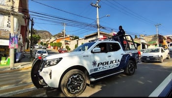 Tlalnepantla detiene a dos policías por presuntos actos ilícitos; van 100 bajas en depuración interna