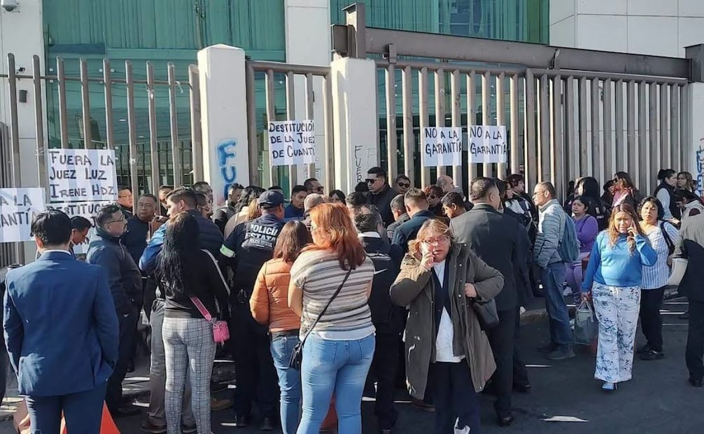 Familiares, amigos y vecinos se manifestaron pacíficamente frente a los juzgados de Chalco para demandar castigo a los responsables. Foto Especial