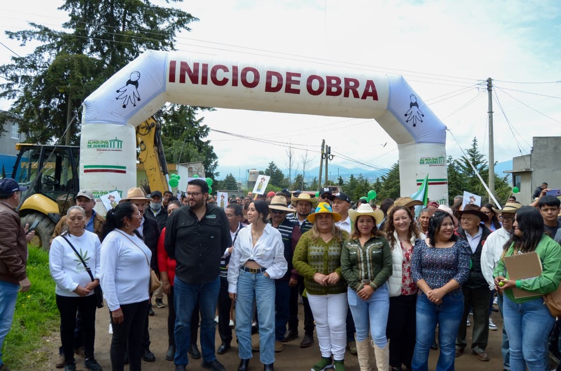 El alcalde de Almoloya de Juárez, Adolfo Solis Gómez, puso en marcha dos nuevas obras de encementado, en esta ocasión en las comunidades de Loma de San Miguel y Plan de San Miguel, como parte de su compromiso por entregar mejores caminos al pueblo.