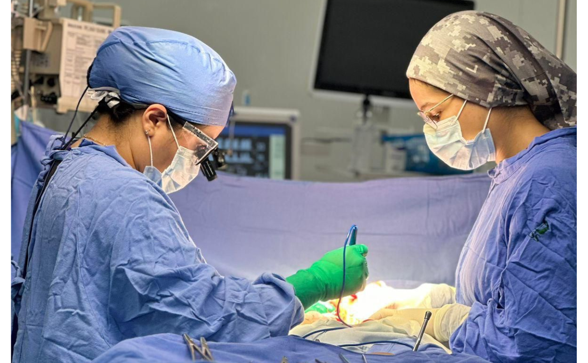 Los cirujanos se enfocan en la delicada tarea de trasplantar los órganos del joven donante / Foto: Especial