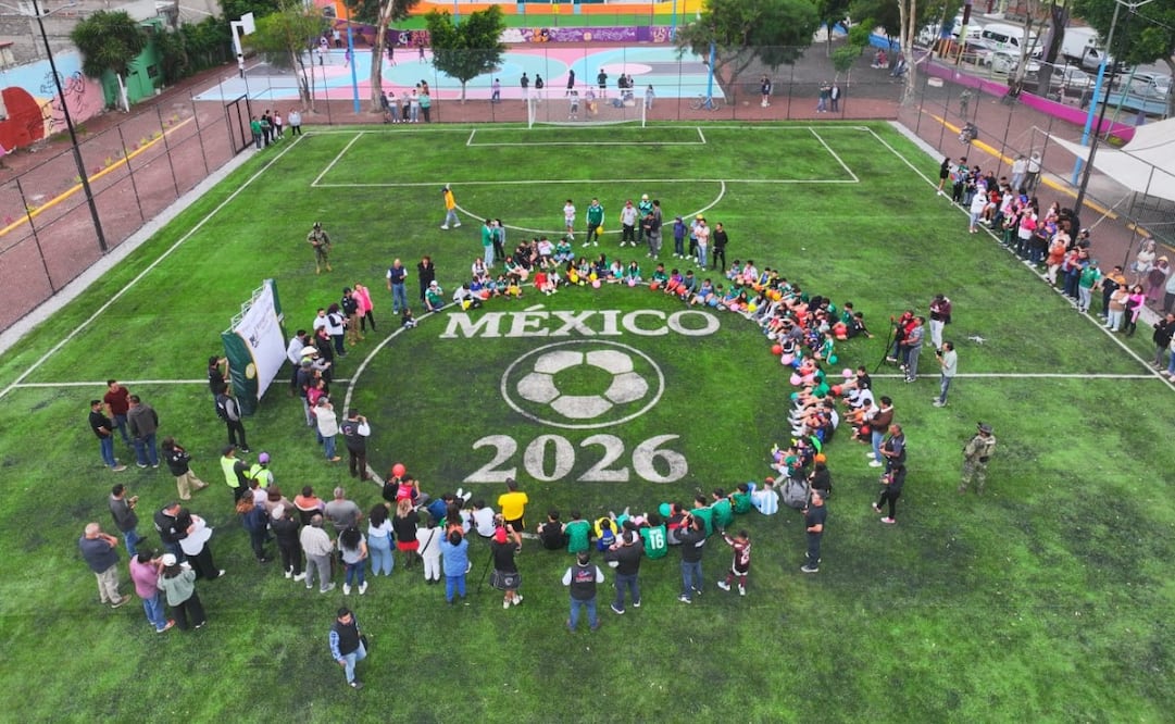Así luce la nueva cancha de futbol 7 con pasto sintético en Ecatepec, construida mediante el programa federal Mundial Social 2026. Foto Especial