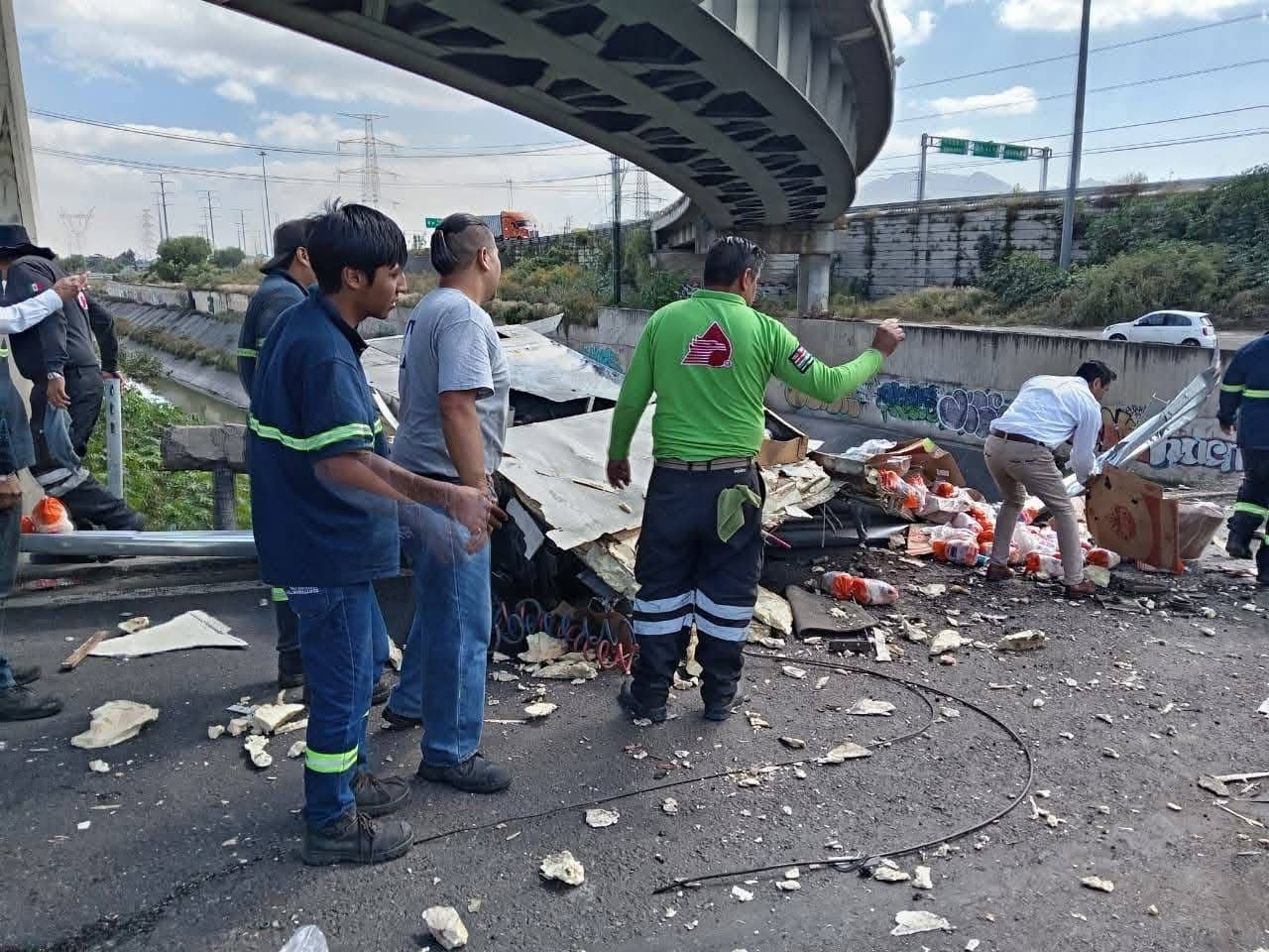 Por estos hechos hay tránsito lento en los carriles laterales rumbo al norte / Foto Especial