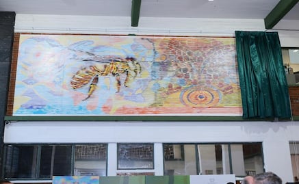 Conoce "Abeja de Lumbre", el imponente mural de Leonardo Montelongo que está en Prepa 1 de la UAEMéx