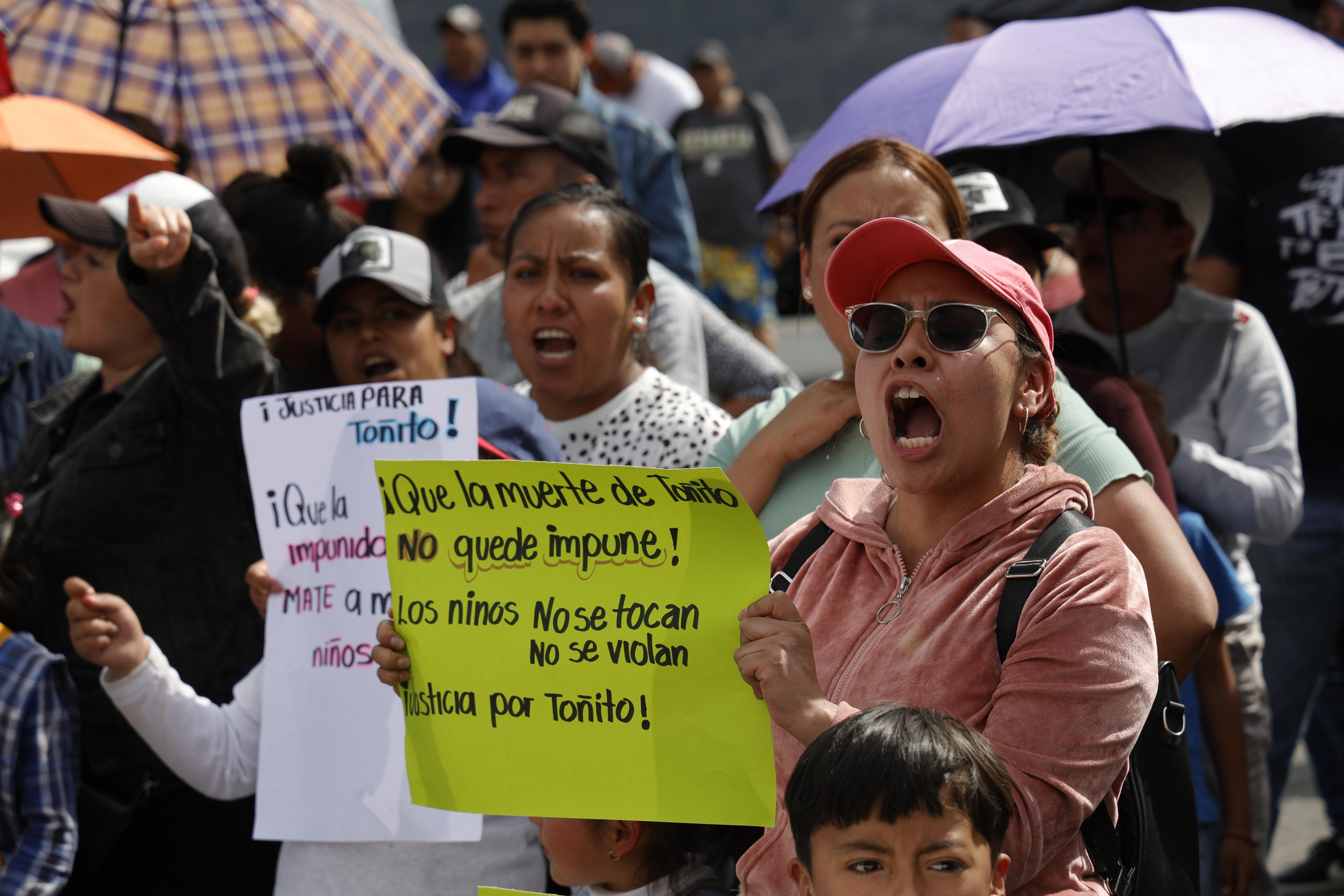 Vecinos de la comunidad San Pedro Zictepec, se manifestaron afuera de los Juzgados de Tenango del Valle para exigir justicia. Foto Arturo Hernández