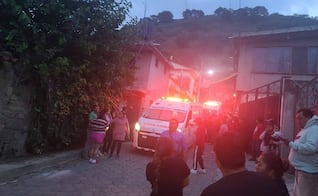 Menor muere por disparo al aire y vecinos queman camioneta de sospechosos en Juchitepec