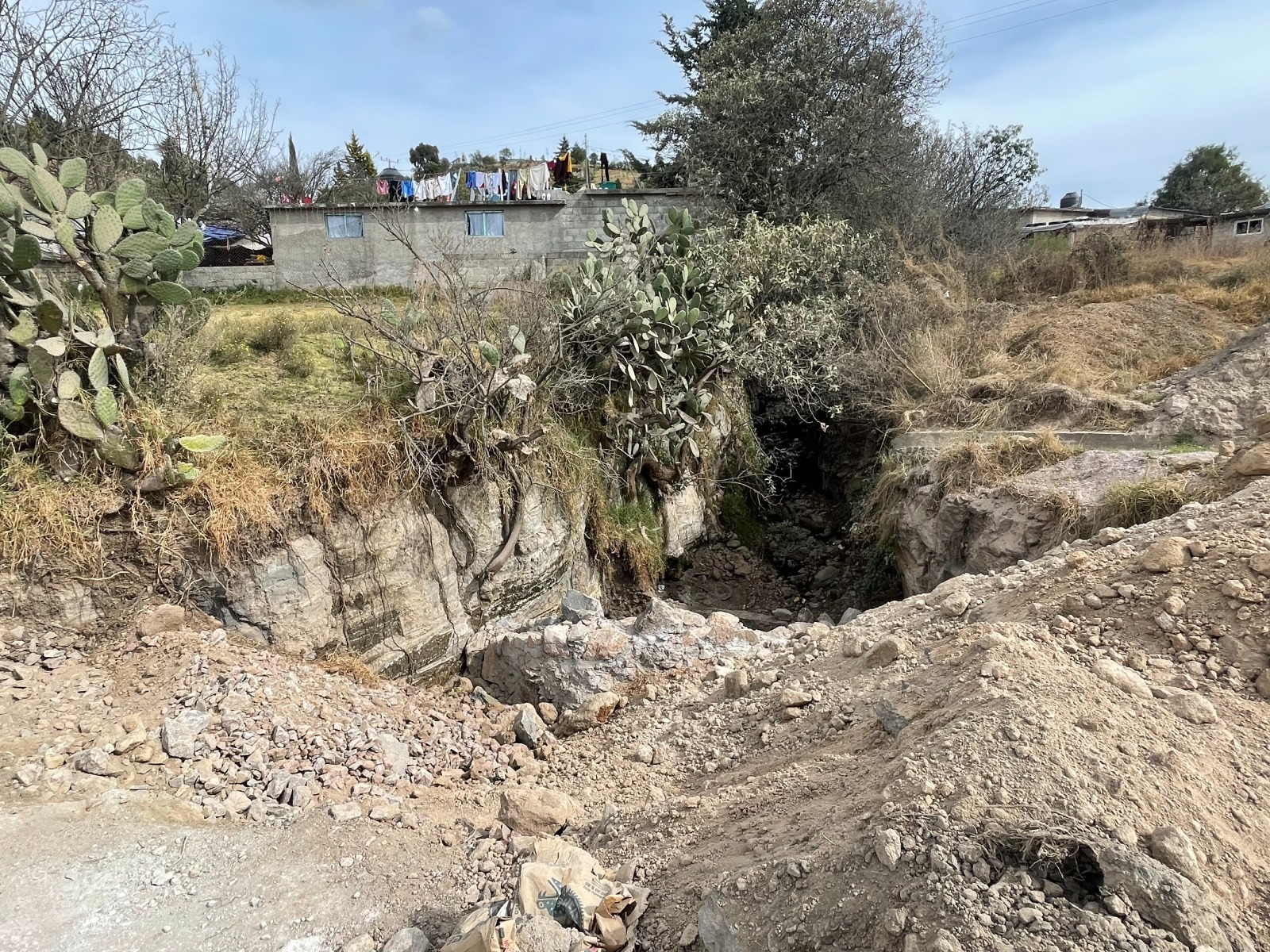 A pesar de las demoras, las autoridades municipales han manifestado su compromiso de trabajar en conjunto con las autoridades estatales para encontrar una solución definitiva y garantizar la seguridad de los habitantes. Foto Michelle Sánchez